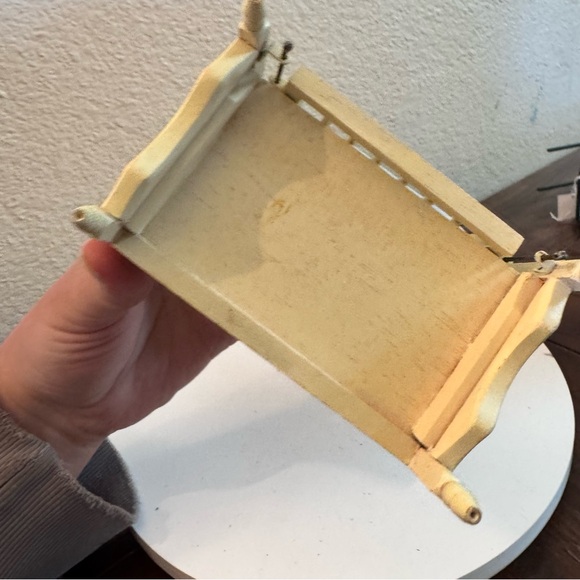 Vintage dollhouse furniture crib canopy floral lace - Picture 5 of 8